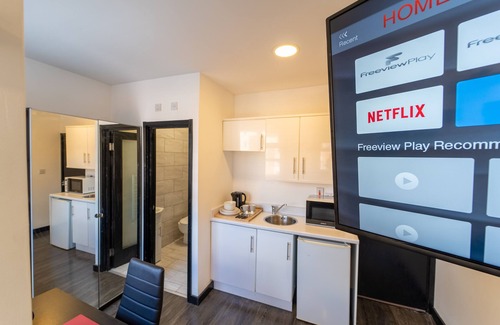 Selly Oak Apartment | Modern Studio 10 Mins on Train to City!