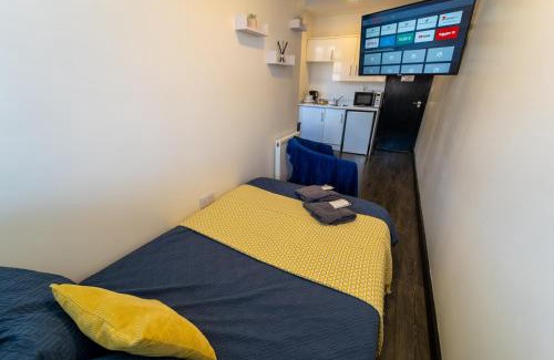 Selly Oak Apartment | Modern Studio 10 mins on train to City!