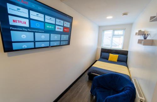 Selly Oak Apartment | Modern Studio 10 mins on train to City!