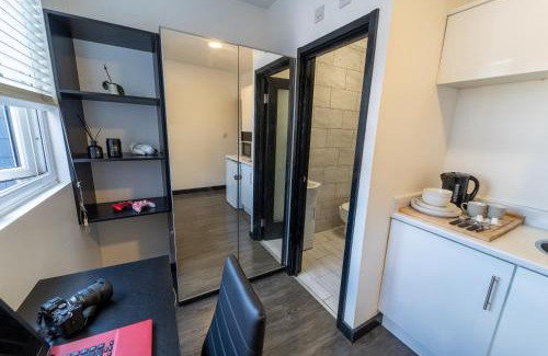 Selly Oak Apartment | Modern Studio 10 mins on train to City!