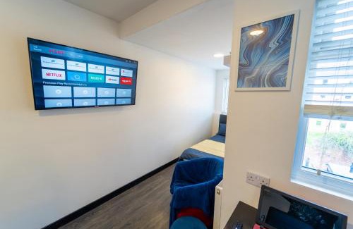 Selly Oak Apartment | Modern Studio 10 mins on train to City!