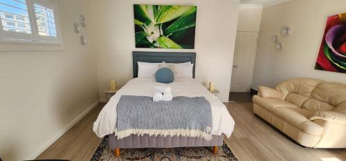 Wollongong CBD House | Modern Studio 10mins walk to Wollongong Hospital & Train Station with Parking