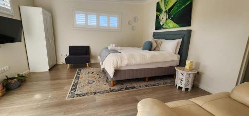Wollongong CBD House | Modern Studio 10mins walk to Wollongong Hospital & Train Station with Parking