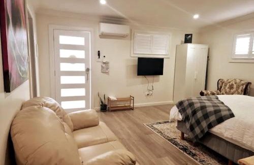 Wollongong CBD House | Modern Studio 10mins walk to Wollongong Hospital & Train Station with Parking