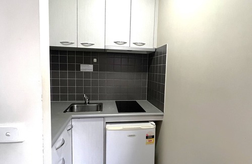 Carlton South Apartment | Modern Studio for 2 | Heart of Melbourne | Great Location