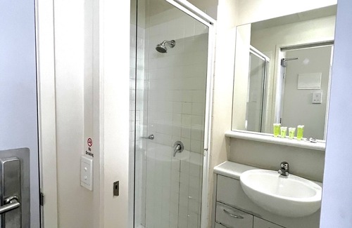 Carlton South Apartment | Modern Studio for 2 | Heart of Melbourne | Great Location