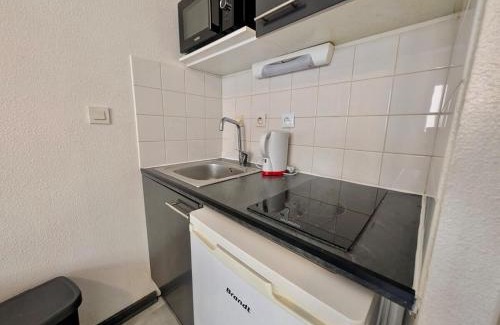 Secteur 1 Apartment | Modern Studio - Free Parking, Near Train Station & Downtown
