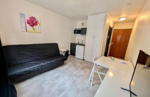 Secteur 1 Apartment | Modern Studio - Free Parking, Near Train Station & Downtown