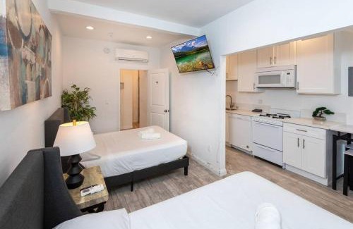 Pico - Robertson House | Modern Studio Gem: Perfect for Four