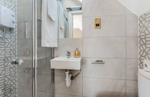 Seven Sisters Condo | Modern Studio in Excellent Location