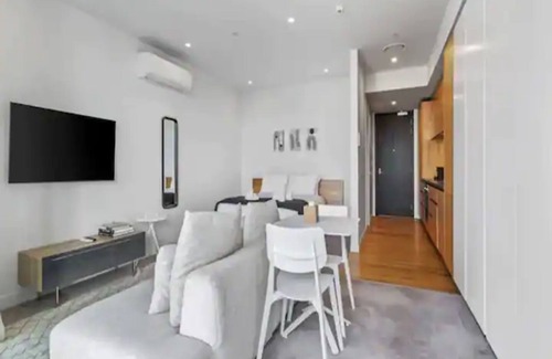 Auckland Central Business District House | Modern Studio in Wynyard Quarter by Zodiak Stays