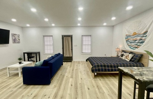 Greensboro House | Modern Studio Near PTI Airport