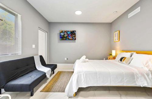 Allapattah Apartment | Modern Studio Near Wynwood & Design District