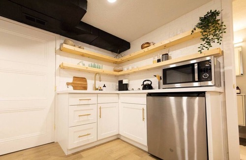 Ballard Condo | Modern Studio Retreat in Sunset Hill, Ballard!