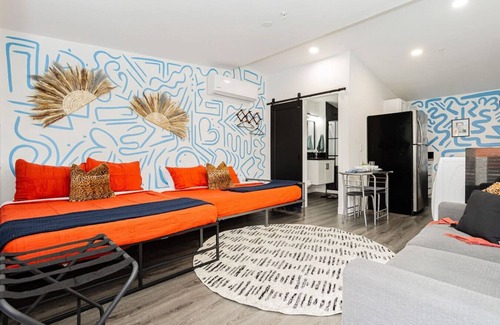 Beverly Green House | Modern Studio Retreat: Steps to Iconic Vegas Strip