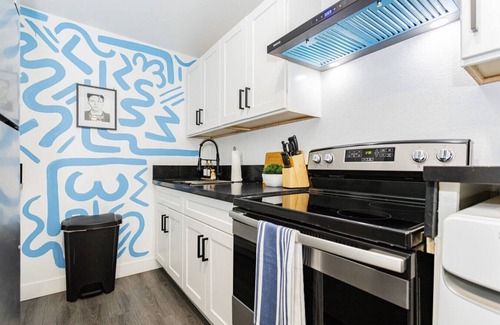 Beverly Green House | Modern Studio Retreat: Steps to Iconic Vegas Strip
