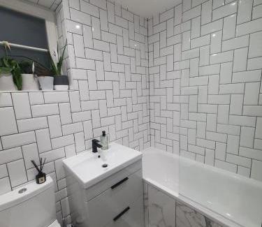 St. Leonard's Apartment | Modern Studio - Streatham Station - 3min walk