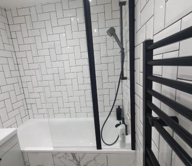 St. Leonard's Apartment | Modern Studio - Streatham Station - 3min walk