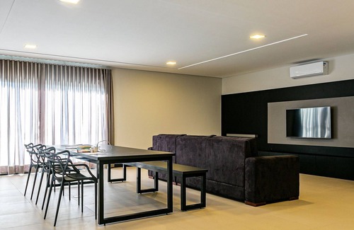Ingleses Centro Apartment | Modern Studio w/Family in English Sti105