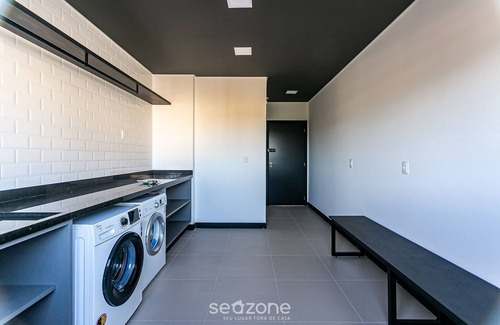 Ingleses Centro Apartment | Modern Studio w/Family in English Sti105