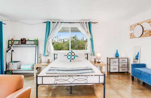 Keaau Apartment | Modern studio with gated access, lanai, kitchenette, & private washer and dryer