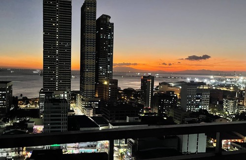 Ermita Condo | Modern Studio with Sunset View