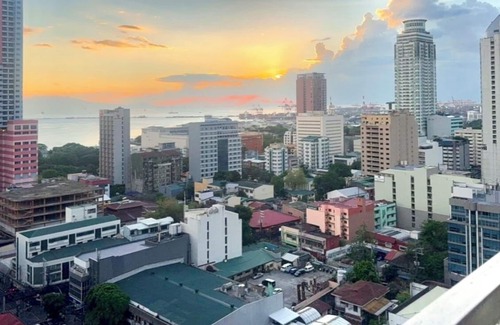 Ermita Condo | Modern Studio with Sunset View