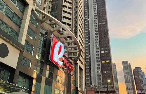 Ermita Condo | Modern Studio with Sunset View
