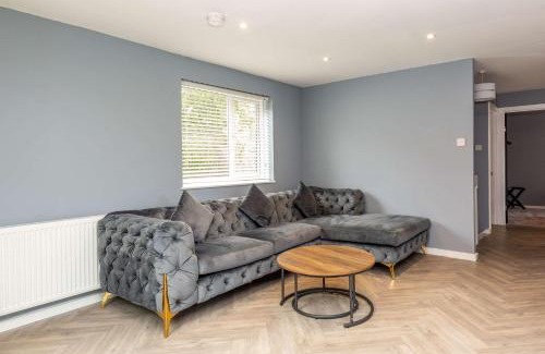 Peterborough House | Modern & Stylish 3 Bedroom Home in Peterborough