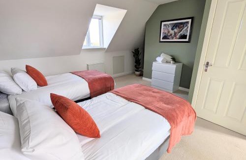 Peterborough Apartment | Modern & stylish 4 bed home with garden