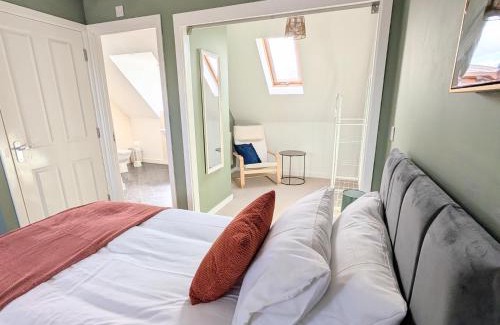 Peterborough Apartment | Modern & stylish 4 bed home with garden