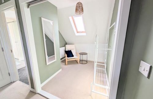 Peterborough Apartment | Modern & stylish 4 bed home with garden