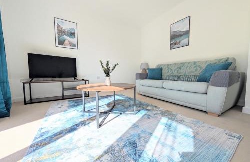 Peterborough Apartment | Modern & stylish 4 bed home with garden