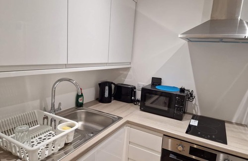Maidstone Apartment | Modern, stylish and homely studio APT with separate kitchen and bathroom