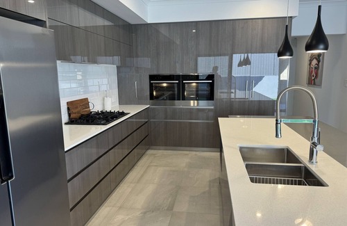 Alkimos House | Modern Stylish Beach 4 bed 2b House close to the Beach!