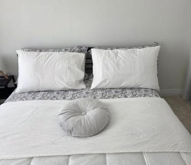 Caledonia House | Modern Stylish Cozy Home Balcony Wifi