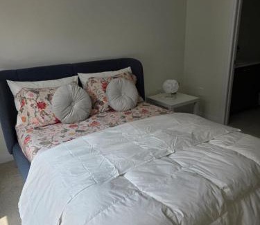 Caledonia House | Modern Stylish Cozy Home Balcony Wifi
