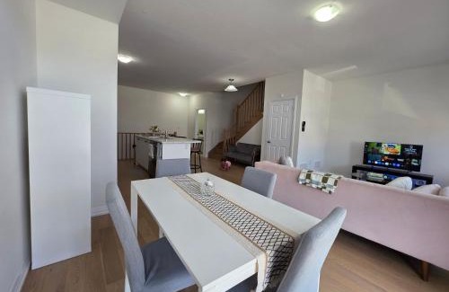 Caledonia House | Modern Stylish Cozy Home Balcony Wifi