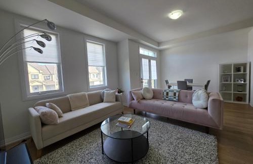 Caledonia House | Modern Stylish Cozy Home Balcony Wifi