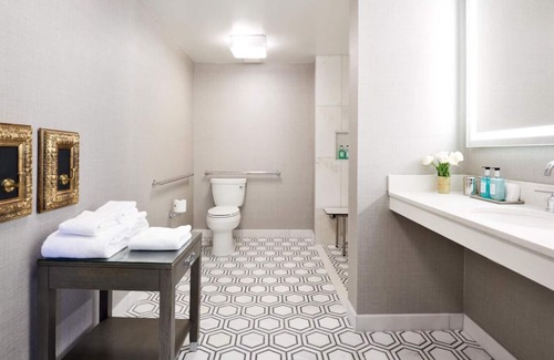Norma Triangle Hotel | Modern Suite in Los Angeles, Striking City Views! Rooftop Pool, Pet-friendly!