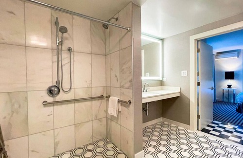 Norma Triangle Hotel | Modern Suite in Los Angeles, Striking City Views! Rooftop Pool, Pet-friendly!