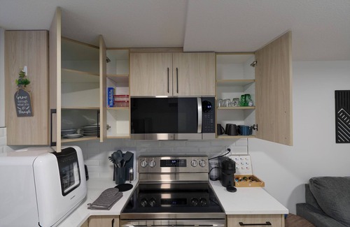 North Central Edmonton House | Modern Suite Near Royal Alex Hospital, LRT, Rogers|Free WiFi, Parking & Netflix