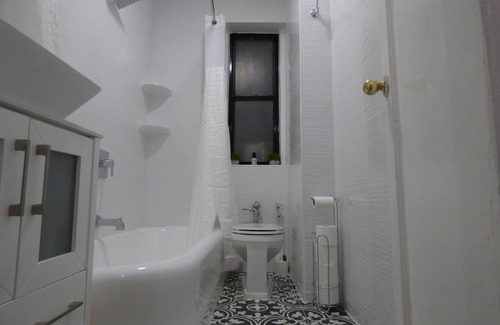 Morris Park Condo | Modern Sunny Apartment in Pelham Parkway, Bronx, NY