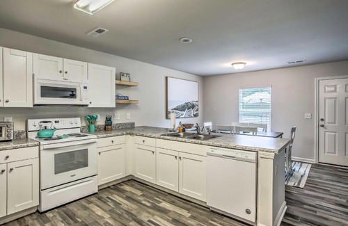 Sunset Beach House | Modern Sunset Beach Rental - 2 Mi to Golfing!