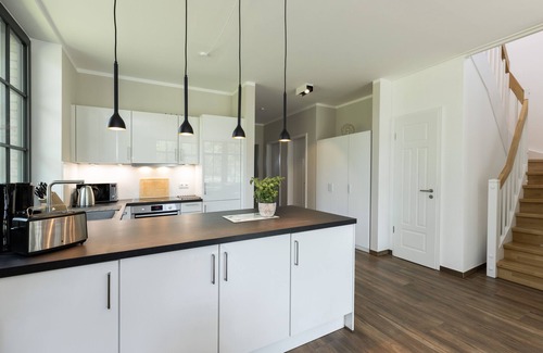 Hohenkirchen House | Modern thatched house "Haus Meeresleuchten" with fireplace and sauna near the beach