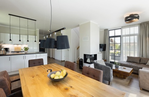 Hohenkirchen House | Modern thatched house "Haus Meeresleuchten" with fireplace and sauna near the beach