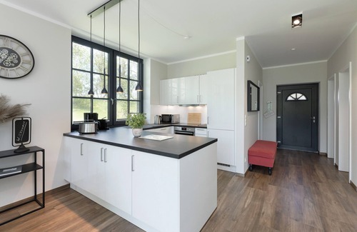 Hohenkirchen House | Modern thatched house "Haus Meeresleuchten" with fireplace and sauna near the beach