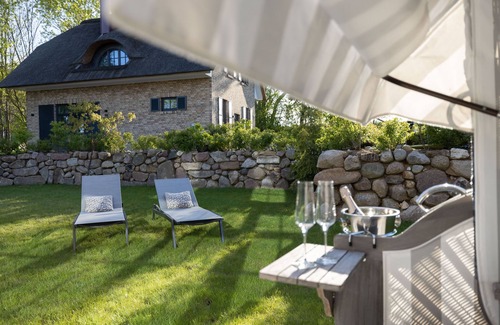 Hohenkirchen House | Modern thatched house "Haus Seerose" with fireplace and sauna near the beach