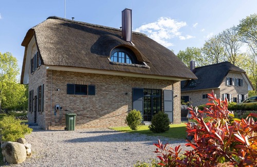Hohenkirchen House | Modern thatched house "Haus Seerose" with fireplace and sauna near the beach