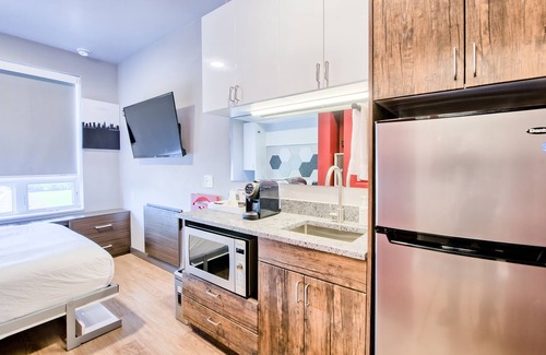 University District House | β Modern Tiny Studio π Free Parking, Hot Tub, Fitness Center, TV, WiFi, & More!